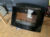 un téléviseur posé par terre devant un radiateur