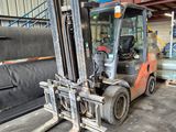 un chariot élévateur à fourche garé dans un entrepôt