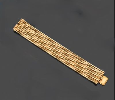 un bracelet en or muni d'un fermoir