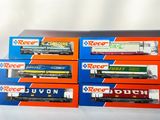 Plusieurs petits trains sont empilés les uns sur les autres sur une table