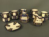 un grand nombre de tasses et de soucoupes posées sur une table