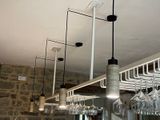 de nombreux verres à vin suspendus au plafond d'un bar