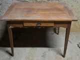 une petite table en bois avec un tiroir en dessous
