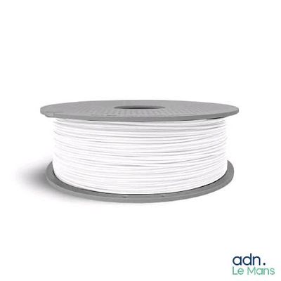 une bobine de filament PLA blanc sur fond blanc