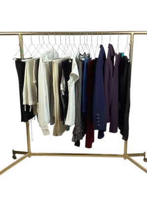 un portemanteau sur lequel sont suspendus divers vêtements