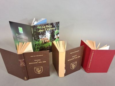 plusieurs livres sont empilés sur une table