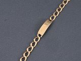 un bracelet plaqué or muni d'un fermoir carré