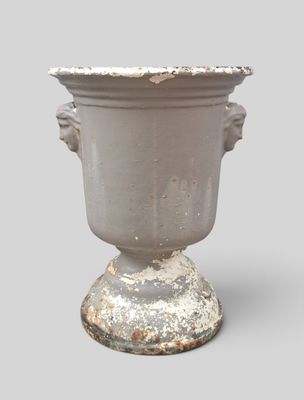 un vase blanc posé sur un socle