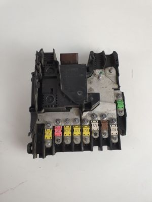 un gros plan d'un petit appareil électrique posé sur une surface blanche