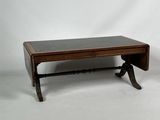 une image d'une table basse avec un plateau en verre