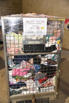 un chariot en métal contenant tout un tas de vêtements