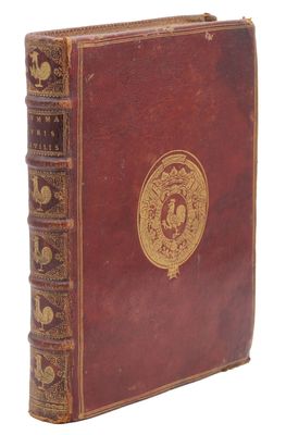 un vieux livre orné d'un médaillon doré sur la couverture