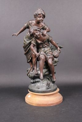 statue en bronze représentant une femme et un enfant sur un rocher