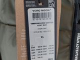 une étiquette au dos d'une veste sur laquelle est inscrit « Vero Moda »