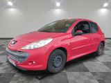 la voiture rouge est garée dans le garage sur le sol en damier