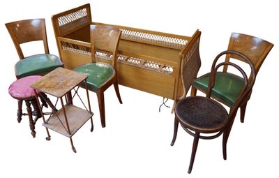 quatre chaises et une table disposées les unes à côté des autres