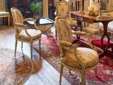 un salon avec beaucoup de meubles