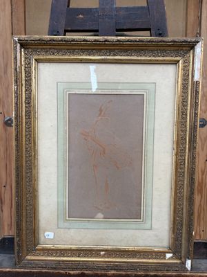 tableau représentant une femme en robe, dans un cadre doré, posé sur un chevalet
