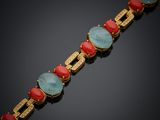 un gros plan sur un bracelet orné de pierres rouges, bleues et vertes