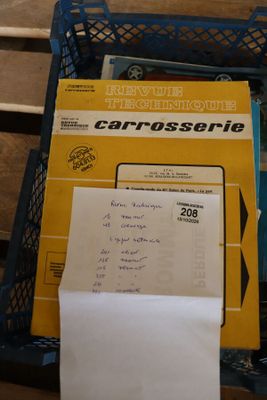 une boîte contenant de nombreux objets, posée sur une table