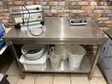 une table en métal sur laquelle se trouvent des seaux et un téléphone