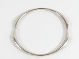 gros plan d'une bague en argent sur une surface blanche