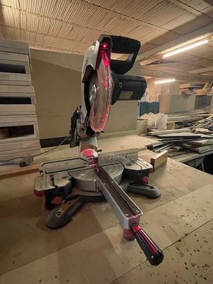 une photo d'une scie à onglet posée sur une table dans un atelier