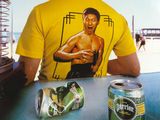 un homme assis à une table avec une canette de soda