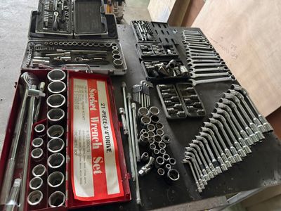 de nombreux outils posés sur une table