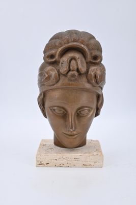 une image représentant une sculpture représentant une tête de femme posée sur un socle en marbre