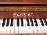 un gros plan sur un clavier de piano sur lequel est inscrit « New York »
