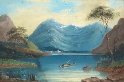 un tableau représentant un bateau sur un lac, avec des montagnes en arrière-plan