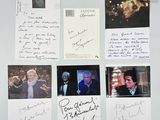 de nombreuses photos de personnes accrochées sur le frigo