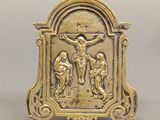 une figurine ancienne en laiton représentant un crucifix avec Jésus sur la croix