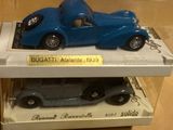 une petite voiture bleue dans une boîte posée sur une étagère