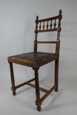 une chaise en bois avec une assise en bois sur fond blanc
