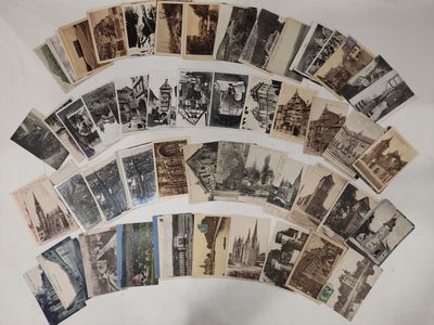 beaucoup de vieilles photos sur la table ensemble
