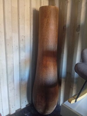 un grand objet en bois dans un coin d'une pièce