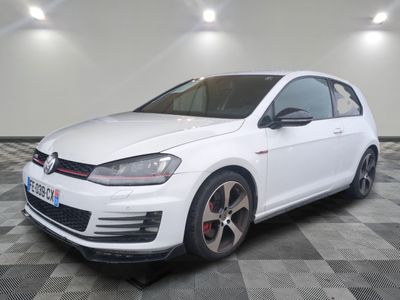 La Volkswagen Golf GT blanche est garée dans le garage.