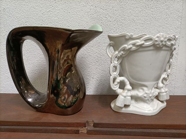 Vase cornet en porcelaine H : 21, et vase en céramique H : 22