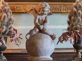 trois vases remplis de fleurs et une statue posés sur une table