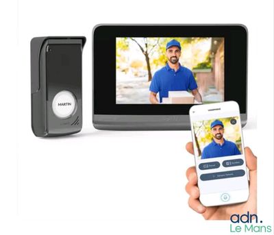 une personne tenant un smartphone et un appareil connecté, sur l'écran duquel apparaît la photo d'un homme