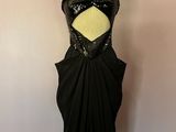 robe de cocktail noire sans bretelles posée sur un mannequin
