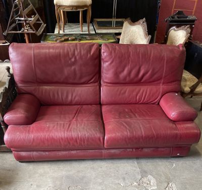 un canapé en cuir rouge qui se trouve dans une pièce
