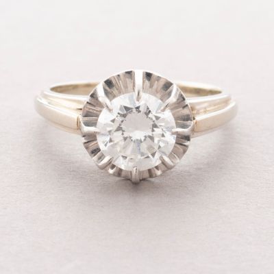 gros plan d'une bague en diamant sur une surface blanche