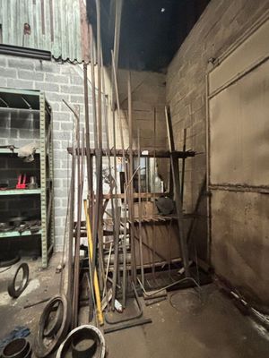 une photo d'une pièce où se trouvent tout un tas d'outils