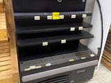 les nombreuses étagères vides exposées dans un magasin