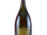 gros plan d'une bouteille de champagne sur fond blanc