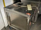 un grand évier en inox au milieu d'une cuisine