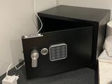 un coffre-fort noir posé sur un comptoir à côté de des toilettes